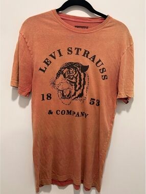 Levi Strauss & Company Orange amazing  fade Graphic T-Shirt